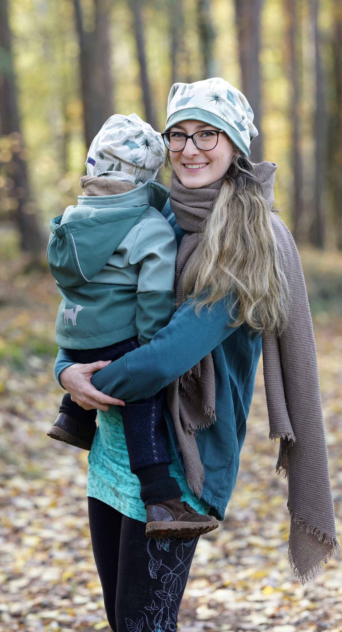 Frau von Bauchpiraten mit Kind