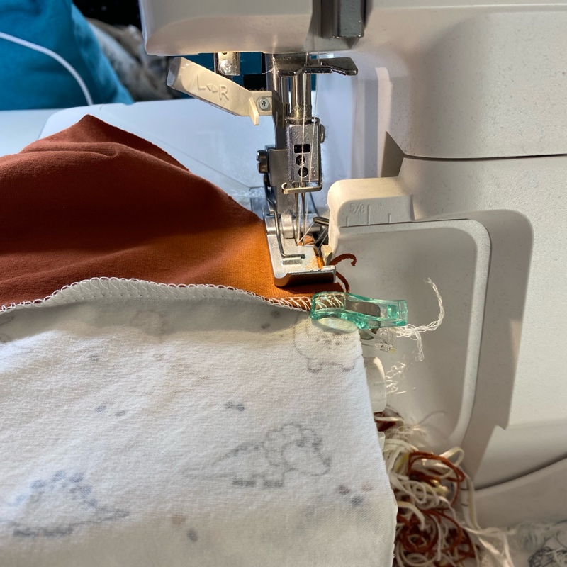 Strampler für Babys wird selbst genäht mit einer Pfaff Nähmaschine