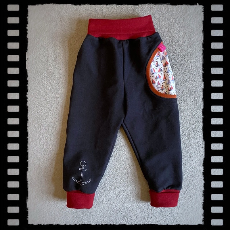 Jeanshose mit maritimer Applikation für Babys und Kleinkinder