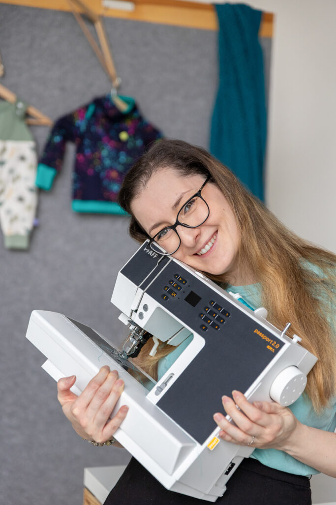 Frau von Bauchpiraten mit der Nähmaschine