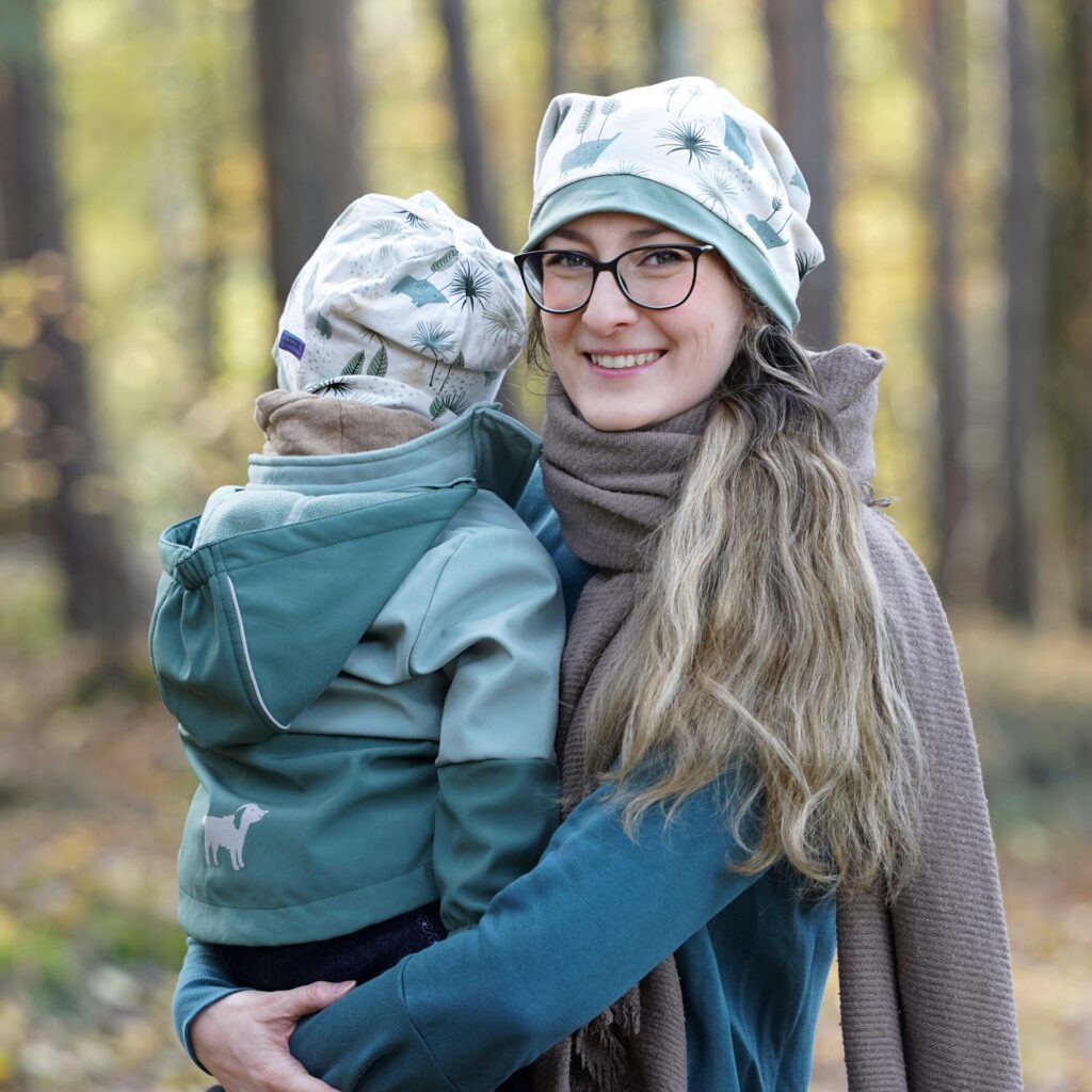 Frau von Bauchpiraten mit Kind