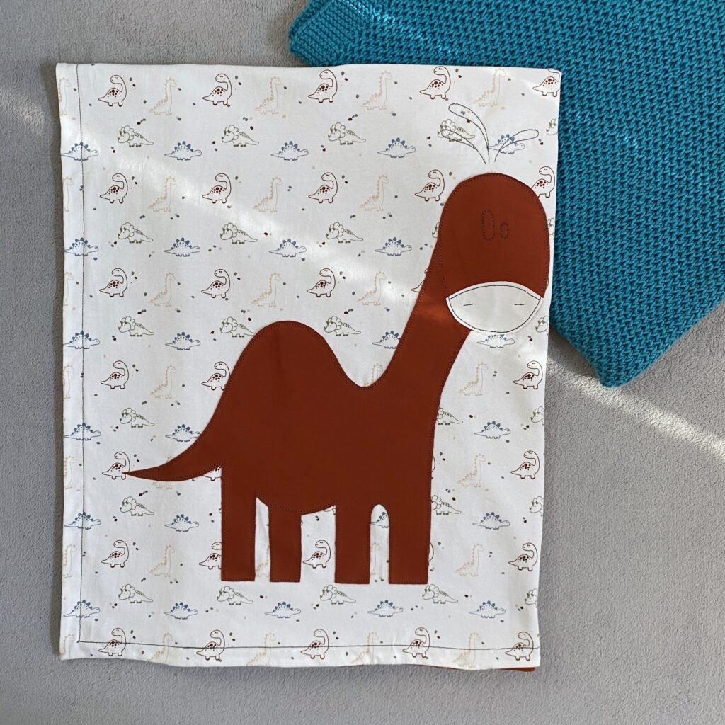 Kuscheldecke für Kinder mit Brontosaurus Applikation von Bauchpiraten