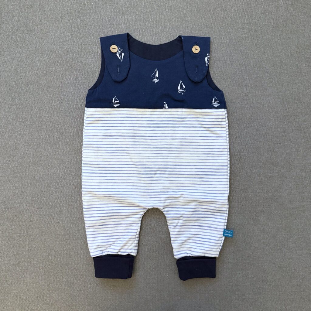 Handgemachter maritimer Strampler mit Segelbooten von Bauchpiraten