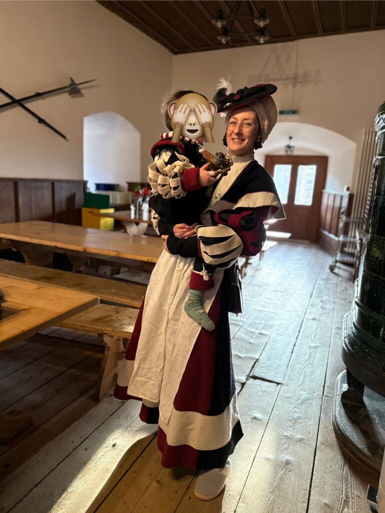 Mutter mit Kind in Landsknecht Kleidung