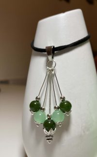 Kettenanhänger mit Perlen aus Jade